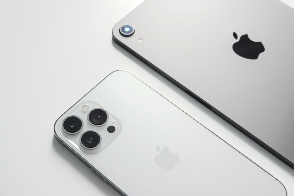 iPhone 13 oraz iPhone 13 Pro Max - tył telefonu