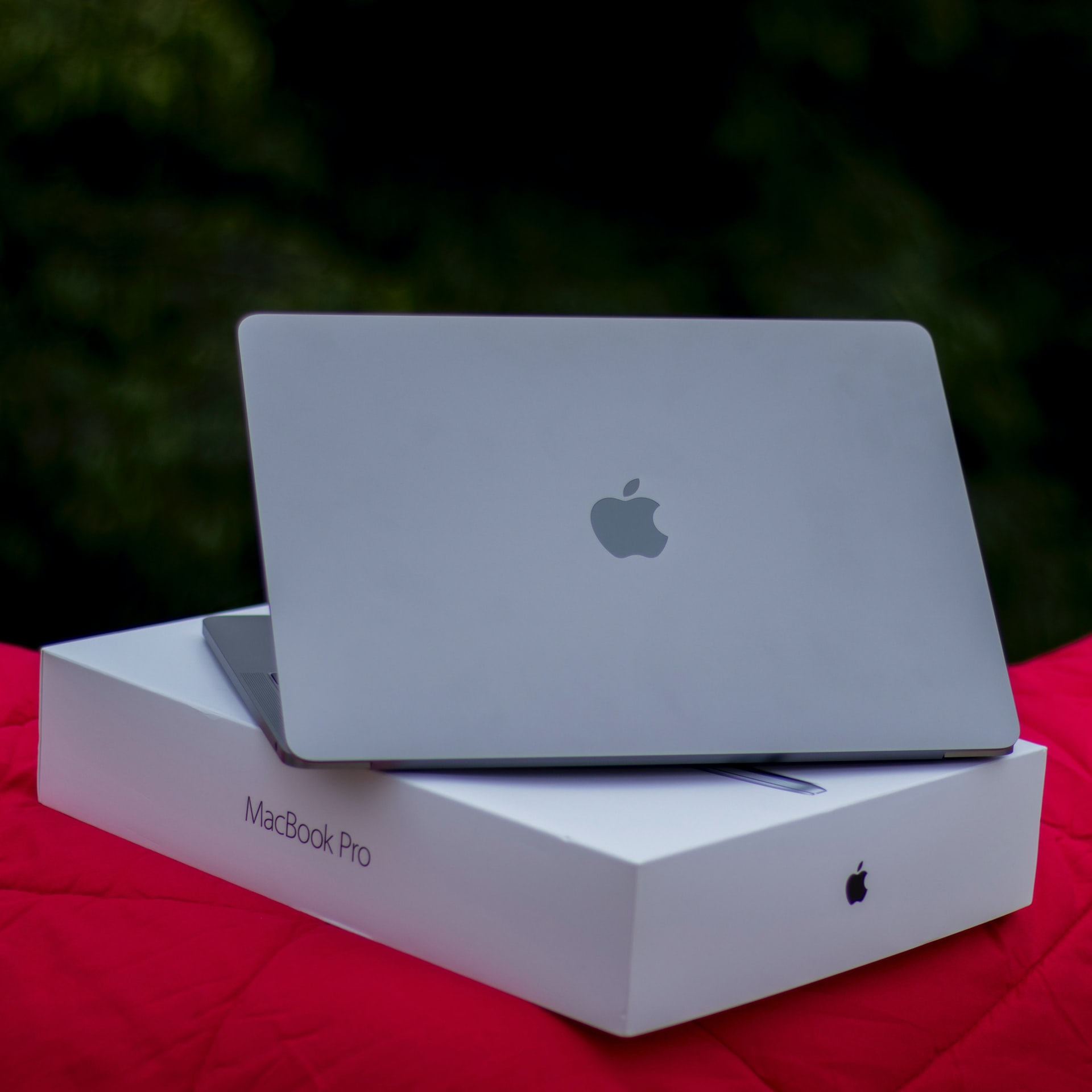 Fabrycznie nowy MacBook Pro stojący na pudełku