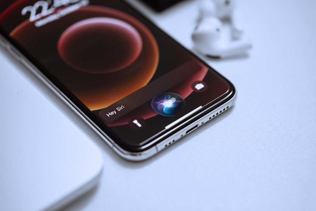 omid armin AGRtDoZlpYw unsplash 1024x683 1 Siri: zalety i wady asystentki Apple. Jak z niej korzystać?
