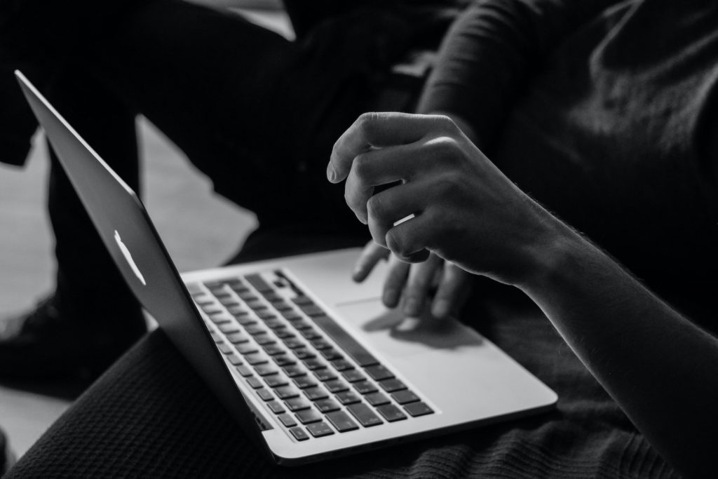 sergey zolkin UeY8aTI6d0 unsplash 1024x683 2 Jak korzystać z gładzika Force Touch?