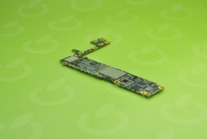 cropped-macforce_iphone_mlb_6 Wymiana układów na płycie głównej w iPhone