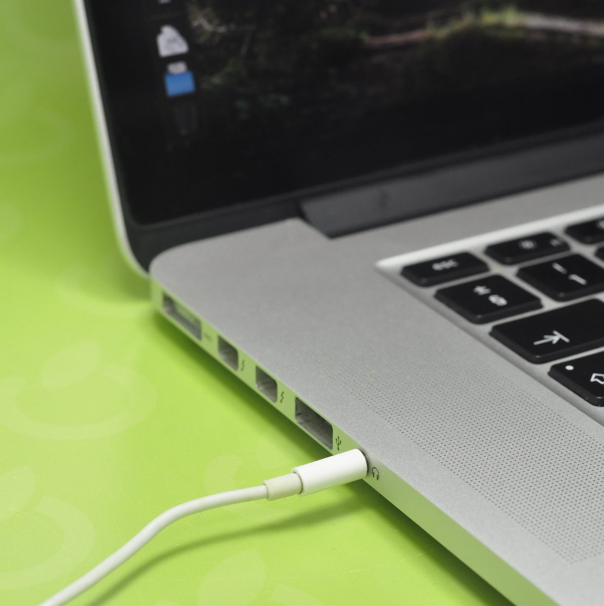 cropped macforce macbook jack 11 Naprawa złącza słuchawkowego