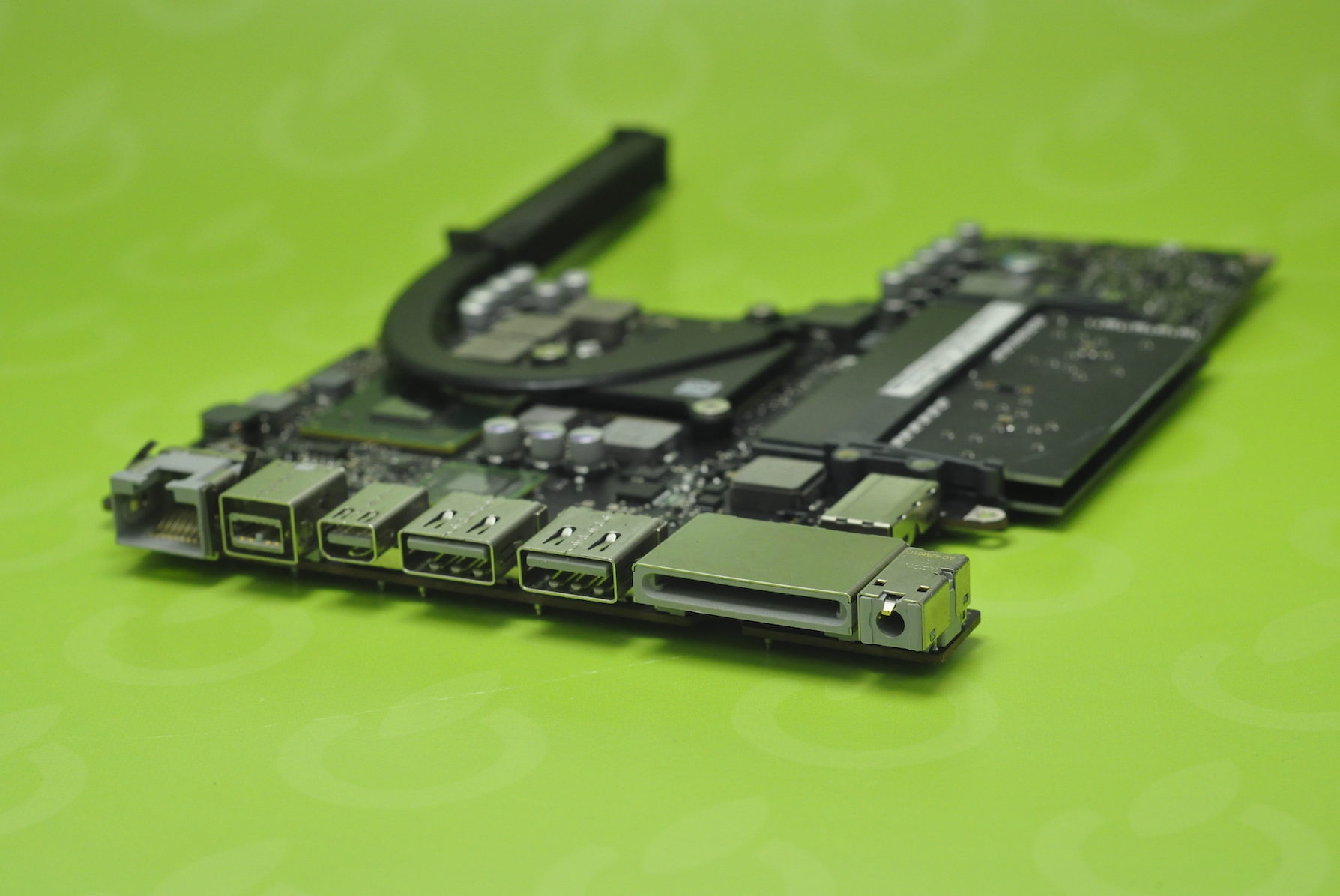 cropped macforce macbook jack 8 Naprawa złącza słuchawkowego