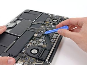 macbook-grzeje-sie Wymiana baterii MacBook – oryginalne części w serwisie MacForce