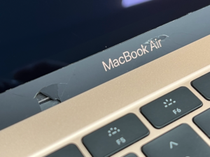 8968F068-3AEF-4EFE-BFBD-57BA28CF11B5IMG_6280 Wymiana listwy ekranu MacBooka – szybka naprawa w Warszawie