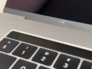 8F347E8C-C888-4FB0-8D94-18AC30ED9819IMG_6284 Wymiana listwy ekranu w MacBook Air – precyzyjna i sprawna usługa